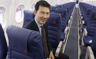Avec une rémunération qui pourrait dépasser les 4 millions d'euros par an, le nouveau patron du groupe Air France devra renouer le dialogue social avec les salariés et rendre la compagnie plus concurrentielle.