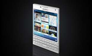 Le Blackberry Passport se distingue par son écran au format carré.