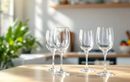 Rien n’y fait, vos verres restent ternes ? Voici le secret qu’on aurait dû vous dire plus tôt pour les faire briller !