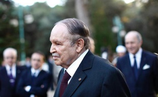 L'état de santé du président algérien Abdelaziz Bouteflika, ramené lundi à Paris pour un "contrôle de routine", suscite interrogations et inquiétude sur sa capacité à convoquer rapidement le corps électoral pour permettre l'élection d'un chef de l’État en avril.