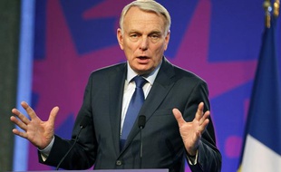 Jean-Marc Ayrault dévoile la feuille de route sociale du quinquennat le 10 juillet 2012 à l'issue de la grande conférence sociale.