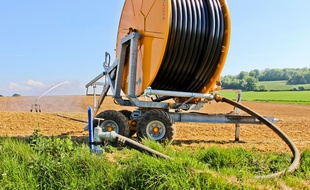 Un système d'irrigation dans un champ. Illustration.