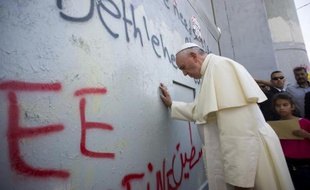 Le pape François pose sa main sur sur le mur de séparation israélien à Bethléem dans les Territoires palestiniens, le 25 mai 2014