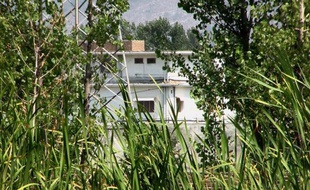 La justice pakistanaise a condamné lundi les trois veuves saoudiennes et yéménite d'Oussama Ben Laden à 45 jours de prison pour séjour illégal puis à être expulsées dans leurs pays avec leurs enfants, onze mois après le raid américain fatal au chef d'Al-Qaïda dans le nord
