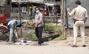 Un policier indien à Guwahati, le 14 avril 2020.