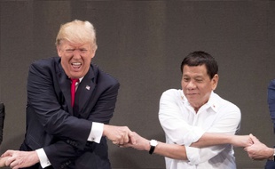 Donald Trump et le président philippin Rodrigo Duterte au sommet de l'Asean en novembre 2017.