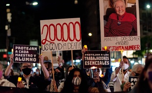Des manifestants ont défilé pour les morts du Covid-19, le 20 septembre 2020 à New York (Etats-Unis).