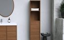 Envie d’une salle de bains chic et organisée ? Cette colonne effet chêne est à 199 € chez Castorama