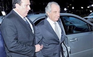 Bernard Madoff (à droite) a plaidé coupable pour les 11 chefs d'inculpation.