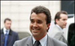 Arnaud Lagardère, patron du groupe Lagardère, s'est déclaré "très heureux pour cette nouvelle étape importante". "Nous sommes très attentifs à l'avenir des sections sportives du Racing et sommes convaincus qu'avec ses représentants, nous trouverons rapidement des solutions pour elles, pour le sport et pour que revive le grand Racing".