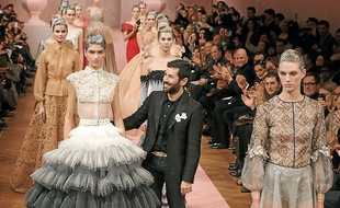 Le couturier Français Alexis Mabille vient saluer le public à la fin de son défilé haute couture lundi 21 janvier.