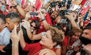 La présidente brésilienne sortante et candidate à sa réelection, Dilma Rousseff, en campagne à Gama, le 27 septembre 2014