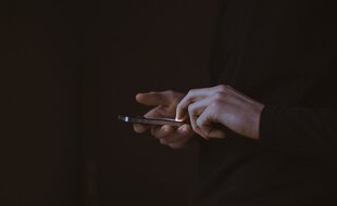 Le suspect aurait obtenu les identifiants bancaires de ses victimes au téléphone. Illustration