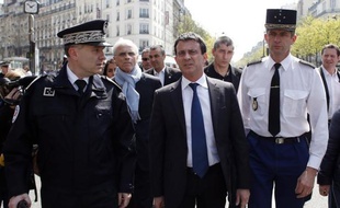 Le ministre de l'Intérieur, Manuel Valls, a rendu hommage lundi soir aux deux policiers de la brigade anticriminalité (BAC) parisienne tués il y a deux mois par un chauffard indiquant qu'"aucun laxisme ne saurait être toléré".