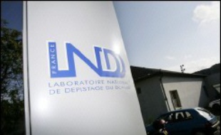 Le laboratoire national de dépistage du dopage (LNDD) de Châtenay-Malabry, victime de piratage informatique, est en outre la cible d'une violente campagne de dénigrement sur internet menée par l'entourage des cyclistes américains Lance Armstrong et Floyd Landis.