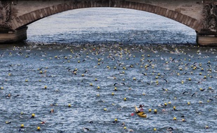 Les participants au triathlon de Paris, le 8 juillet 2012.