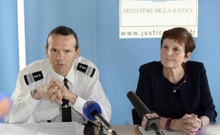 Le colonel de gendarmerie Ghislain Réty et la procureur de Bordeaux Marie-Madeleine Alliot (d), le 12 mars 2015 à Bordeaux lors d'une conférence de presse