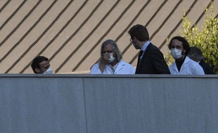 Emmanuel Macron s'entretient avec le professeur Didier Raoult à Marseille, le 9 avril 2020.