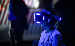 Un enfant teste la console Playsation VR à Bordeaux.