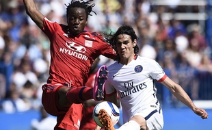 Bakary Koné à la lutte avec Edinson Cavani le 1er août 2015 lors de PSG-Lyon.