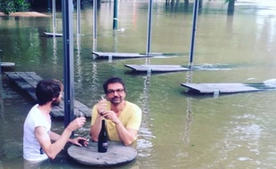 Nicolas Lefèvre, ici avec un ami, n'a rien perdu de son humour.