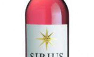 le vin coup de cœur
Un rosé floral plein de peps
La Maison Sichel, créée en 1985, se distingue par un patrimoine viticole de plus de 350 hectares, et par une cave de vinification depuis 1967. Son créateur, Peter Sichel, a appliqué à des terroirs moins prestigieux les méthodes et la rigueur des grands crus classés de Graves et de Pessac-Léognan, afin d’obtenir des vins fins, ronds et fruités, accessibles à tous. Témoin ce sirius rosé 2012, à la couleur pêche légère avec une fine pointe bleutée. Le nez est délicat dans une ambiance florale, mais la bouche se déchaîne après aération, avec du peps et de l’énergie apportant une belle salinité. Simplement désaltérant et réjouissant. A consommer à l’apéritif, ou en accompagnement d’un repas d’été sur un carpaccio de saumon ou bien une grillade de viande blanche.
Prix : 6 €.
En vente sur www.sichel.fr W