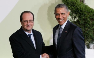 Le président François Hollande accueille son homologue américain Barack Obama, le 30 novembre 2015, à son arrivée pour la COP21 au Bourget, près de Paris