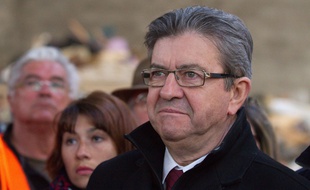 Jean-Luc Mélenchon en visite dans une usine à Lons-le-Saunier (Jura), le 19 avril 2017.
