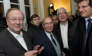 Perquisitions et garde à vue du maire de Corbeil-Essonnes, demande de levée d'immunité parlementaire de Serge Dassault: des enquêtes sur des soupçons d'achats de voix et de tentatives d'homicide qui pourraient y être liées mettent en difficulté l'industriel et son entourage.