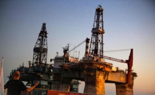 Un manifestant devant une plateforme pétrolière de la société Repsol, le 14 novembre 2014 à Santa Cruz de Tenerife