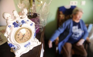Une personne âgée dans une maison de retraite