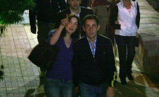 En début de soirée, Nicolas Sarkozy et Carla Bruni ont adopté une tenue plus décontractée, portant jean et tee-shirt pour elle, veste de survêtement pour lui, mais toujours mains liées, pour une promenade sur la corniche séparant le Nil de leur hôtel.