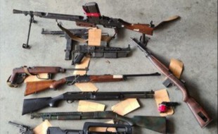 Près de 1.200 armes et des milliers de munitions ont été saisis ces derniers jours en régions parisienne et lyonnaise.