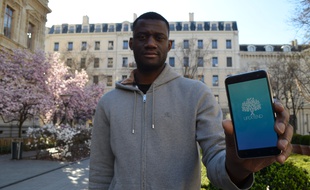 Le Lyonnais Hervé Touré présente son application Lifextend, mercredi dernier sur la place de la Bourse (Lyon 2e).