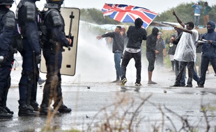 Des heurts ont éclaté samedi 1er octobre 2016 aux abords de la «Jungle» de Calais entre des forces de l'ordre et des migrants.