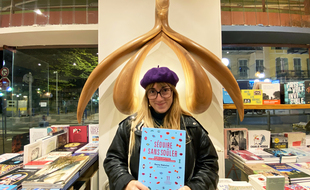 Fanny Vedreine, autrice de « Séduire sans soûler » paru aux éditions Mango, ici à la librairie Les Parleuses à Nice