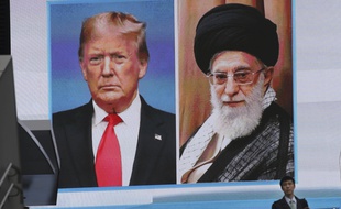 Un écran diffuse la photo de Donald Trump et celle de l'ayatollah Khamenei, le 8 janvier 2020 au Japon.