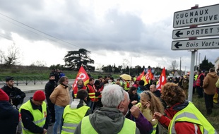 Des "gilets jaunes" et des militants de la CGT ont manifesté jeudi en marge de la venue d'Emmanuel Macron pour les voeux aux Armées.