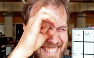 Capture d'écran d'une vidéo didactique dans laquelle on apprend à voir clair sans lunettes de vue