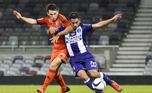 L'attaquant du TFC Wissam Ben Yedder (à droite) à la lutte avec le défenseur de Lorient Vincent Le Goff, lors du match de Ligue 1 au Stadium de Toulouse, le 5 décembre 2015.