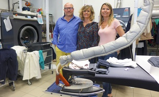 Nathalie et Franck Lucet (à g) pratiquent une méthode de lavage écologique dans leur pressing.