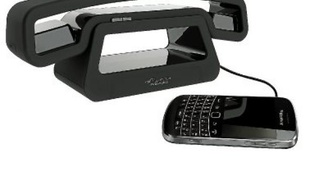 Le Sagemcom Sixty, aussi disponible en noir, rouge, blanc, prune et drapeau Union Jack !Le LogicomRétro.Un designtout en rondeurspour le Philips Mira.Un Gigaset presquesmartphone.Le Swissvoice fait téléphone et station d'accueil.