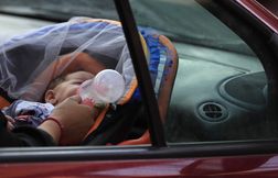 Héroïque, une mère réanime son bébé de deux mois dans sa voiture