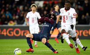 Adama Soumaoro à la lutte avec le Parisien Pastore