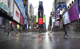 Times Square quasi-désert à New York à cause du confinement, le 26 mars 2020.