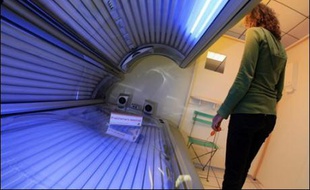 Météo désastreuse oblige, la fréquentation des centres de bronzage monte en flèche, les vacanciers cherchant à compenser leur sevrage de soleil et à se donner bonne mine grâce aux cabines d'UV, faisant fi des mises en garde des dermatologues.