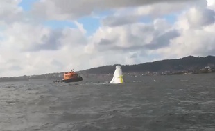 Un remorqueur tente de ramener le maxi trimaran Banque Populaire d'Armel Le Cléac'h, qui avait chaviré pendant la Route du Rhum.