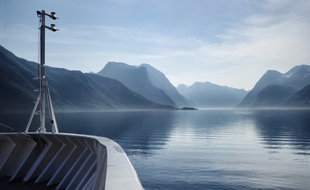L’express côtier norvégien trouble à peine la surface immobile des fjords. Un voyage féérique de 2.400 kilomètres jusqu’à la frontière russe.
