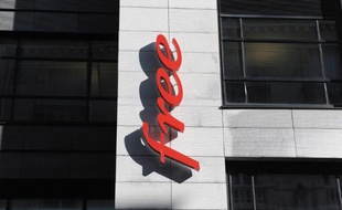 Le logo de l'opérateur Free sur la façade du siège de sa maison-mère Iliad, à Paris