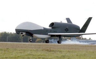 Quinze insurgés présumés ont été tués lundi avant l'aube par les tirs d'un drone américain, dans les zones tribales du nord-ouest du Pakistan, sur fond d'intensification des attaques de ces avions sans pilote depuis la conférence de l'Otan à Chicago le mois dernier.
